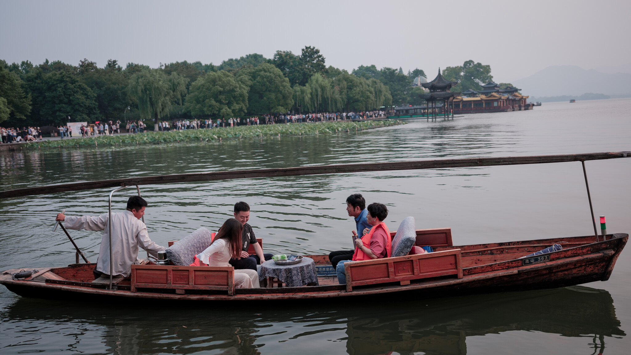 西湖泛舟